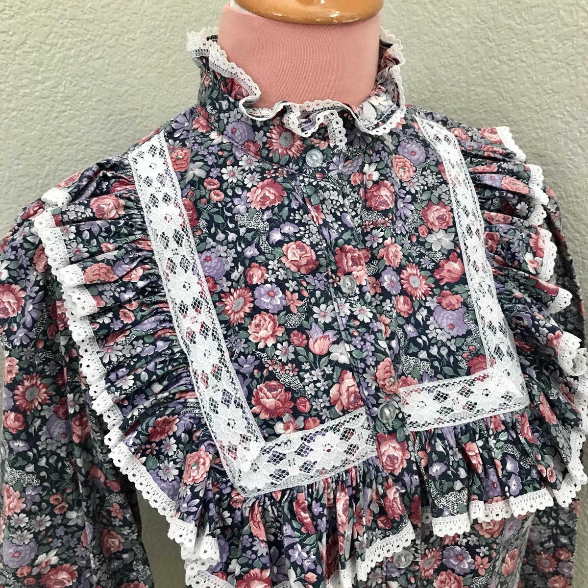 Ten10Vintage's tweet photo. Spring time reminds me of fresh flower blooms and warm sunshine. I think this blouse covers all levels of cuteness! 🤗 #boho #prairie #vintage #Blouse #etsyseller #depopseller https://t.co/prudphK1dk