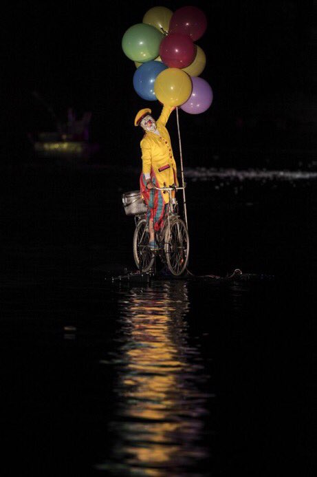 daviddelapaz's tweet photo. Alrededor de 30.000 personas disfrutaron de la clausura de la 16ª edición del @FITBogota a cargo de la compañía francesa @cieilotopie que presentó la obra #WaterFools en el lago del parque Simón Bolívar en Bogotá #Colombia https://t.co/KcIj3G9mj1