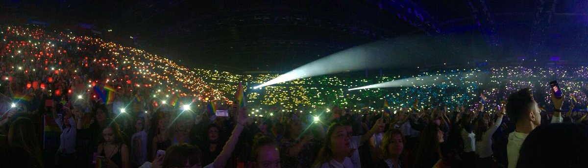 Fan Action da pelle d’oca, siete le fan che Harry merita 👏👏👏👏👏👏 #HarryStylesLiveOnTourMilan