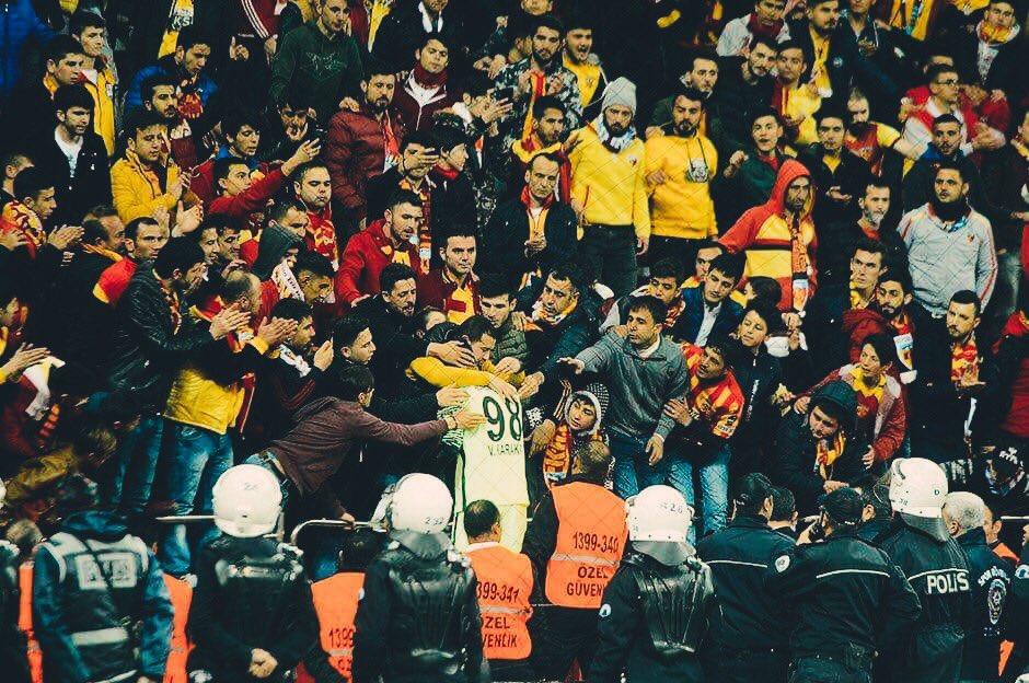 Kayserispor tribünü Fenerbahçe karşısında 5 gol yiyen 20 yaşındaki kalecileri Vedat Karakuş’u bağrına basarken.