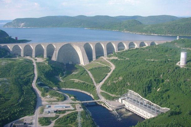 La Presa Daniel-Jhonson se encuentra en Canadá y es la más grande de su tipo a nivel mundial.

ow.ly/ZQPR50h1G8G