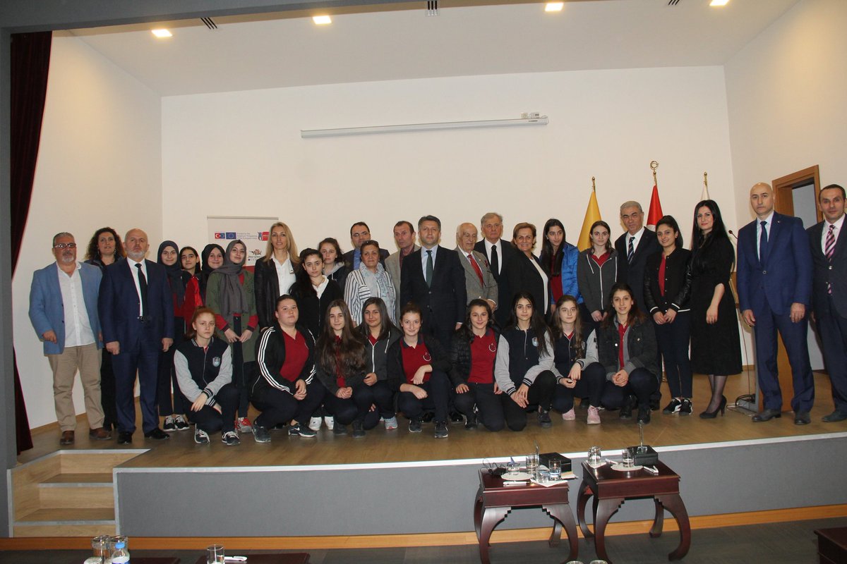 Erasmus+ KA201 projemiz kapsamında gerçekleştirdiğimiz Geçmişten Günümüze Şehrine Değer Katan Rol Modeller etkinliğimiz başarıyla tamamlandı..