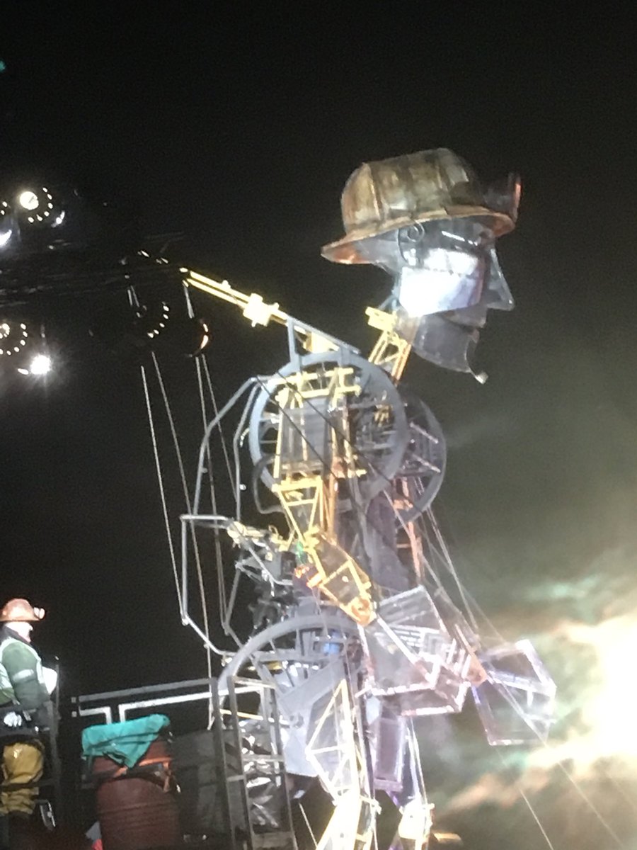 rameaurocks's tweet image. Man Engine tonight- profoundly moving and very wonderful. Especially the final kiss to Kernow’s soil. A benediction indeed. #ManEngine