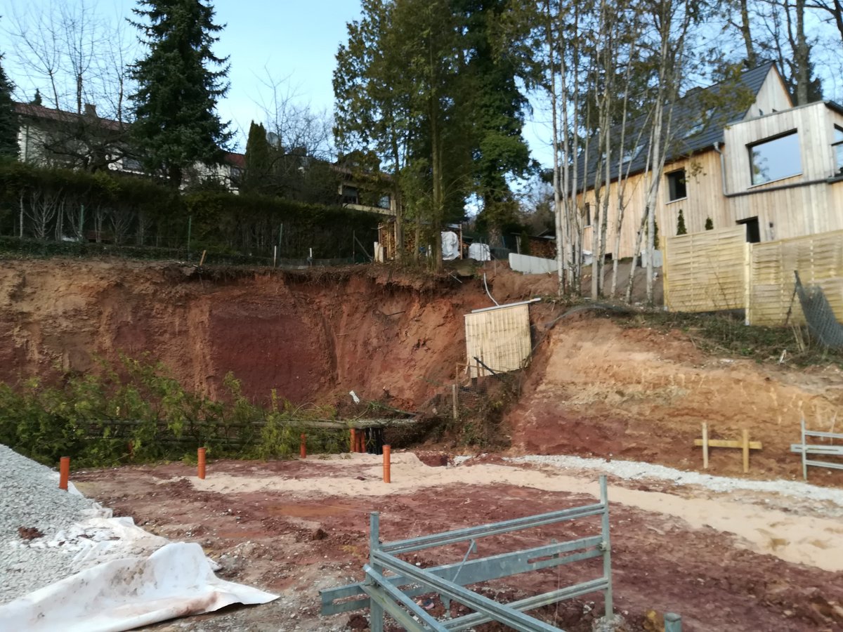 02.04.2018 wurde die FF Mimberg  zur Erkundung alarmiert. Hier hatte sich ein Teil der Böschung gelöst und einen am Rand stehenden Baum mit in die Grube gerissen. Die weiteren Bäume wurden mit dem  Mehrzwegzug der FF Burgthann kontrolliert in die Baugrube gezogen.