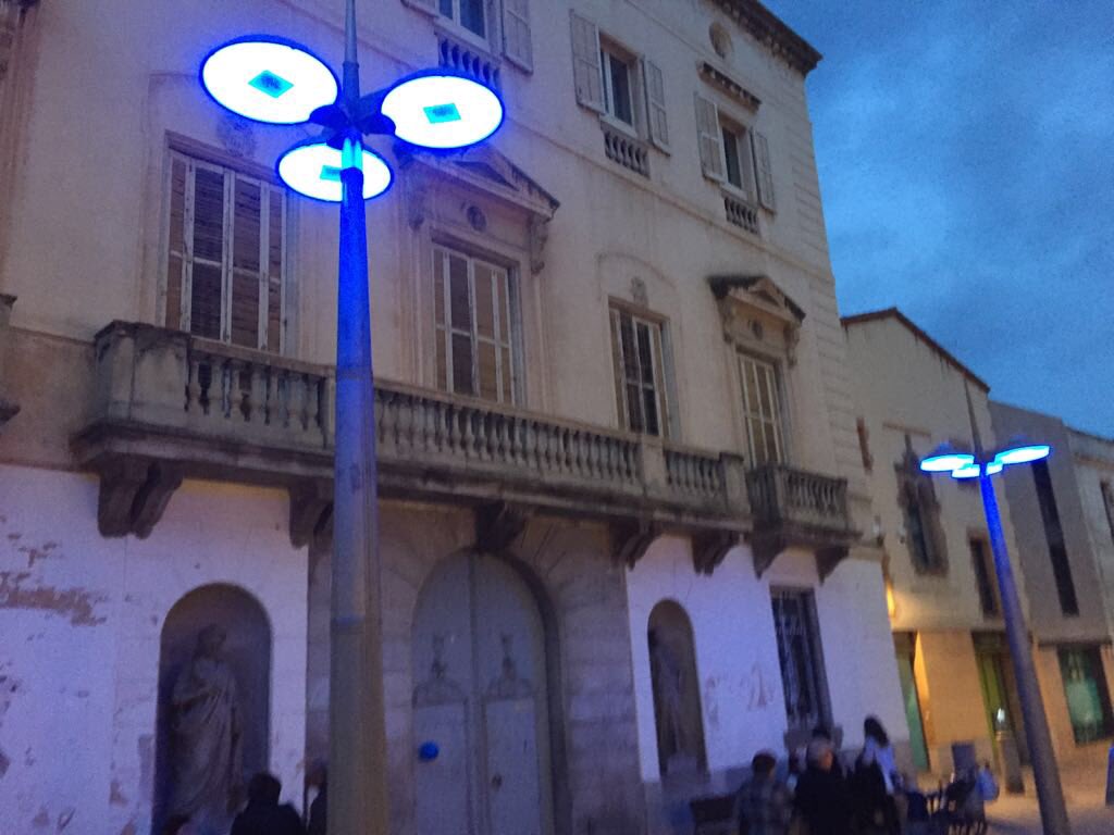 Ajuntament de Mataró il.luminat per donar suport a les famílies i persones amb autisme #DiaMundialAutisme #DiaMundialAutismo #mataró #2Abril #conscienciació #liub