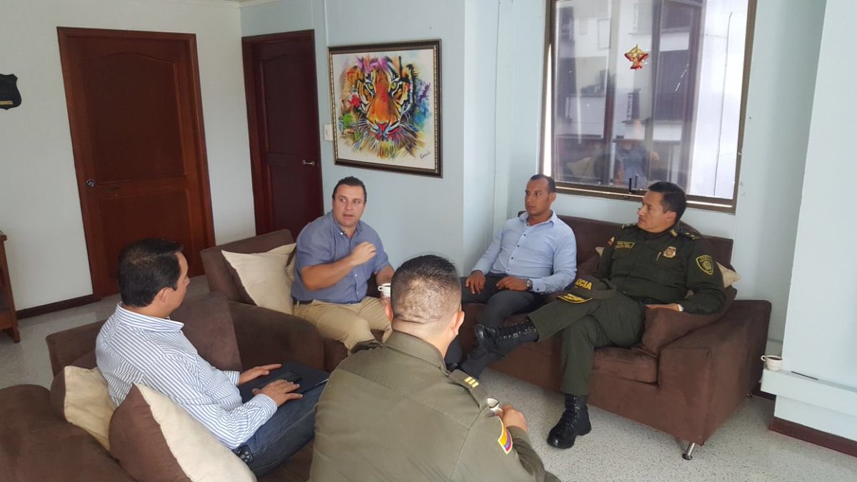 Alcaldiastarosa's tweet photo. #NuevoComandantedePolicía

Un saludo de bienvenida le dio nuestro alcalde @HAriasMejia al nuevo Comandante de la Región III de @PoliciaColombia Brigadier General William Ruiz, quien esta tarde visitó nuestras instalaciones. @PoliciaDeris @cncnoticias @eldiariopereira @Micuel4 https://t.co/eO2hlIZNTf