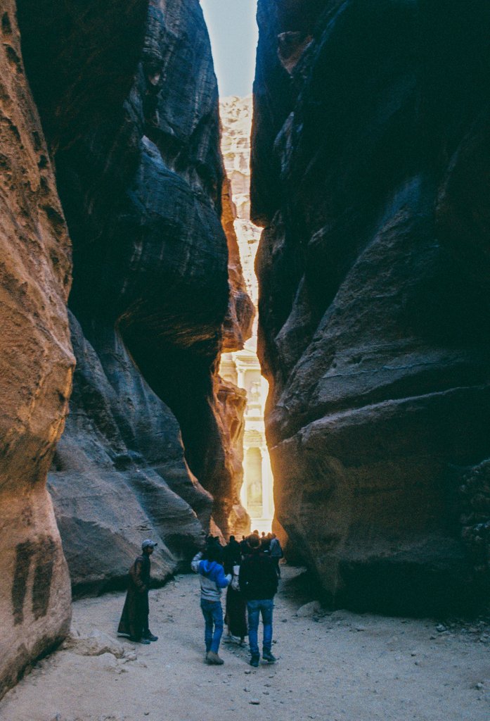 Passage to the golden light.
Petra, Jordan.
.
Contax 139Q w/ Carl Zeiss Distagon T* 2,8/25 on Kodak Portra 160.
.
#35mmfilm #analog #film #filmisnotdead #filmisalive #filmfeed #filmphoto #believeinfilm #keepfilmalive #filmwave #filmforever #travel #explore #petra #jordan
