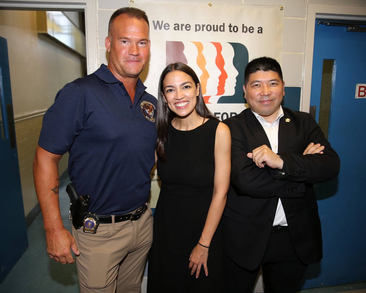 Thank you @RepAOC for showing your appreciation to all the @NYPDnews units #IntelligenceDivision, #Patrol, #SchoolSafetyDivision & #CommunityAffairs helping to make your #ImmigrationTownHall a success
#WorldsGreatestPoliceDepartment #NYPDProtecting #NYPDConnecting