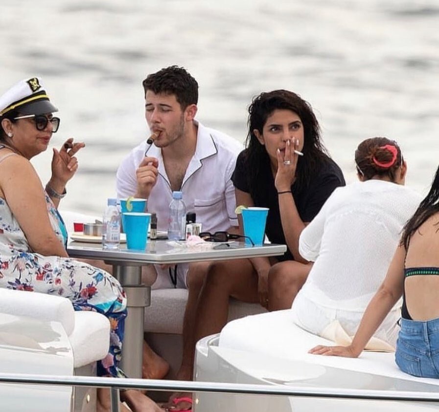 Being_Humor's tweet photo. Good Morning! Good to see that @priyankachopra’s asthma has been cured overnight 😍

Doctors are god 🙏🏻

pic via @Cheekoadmi https://t.co/il2A5TN455