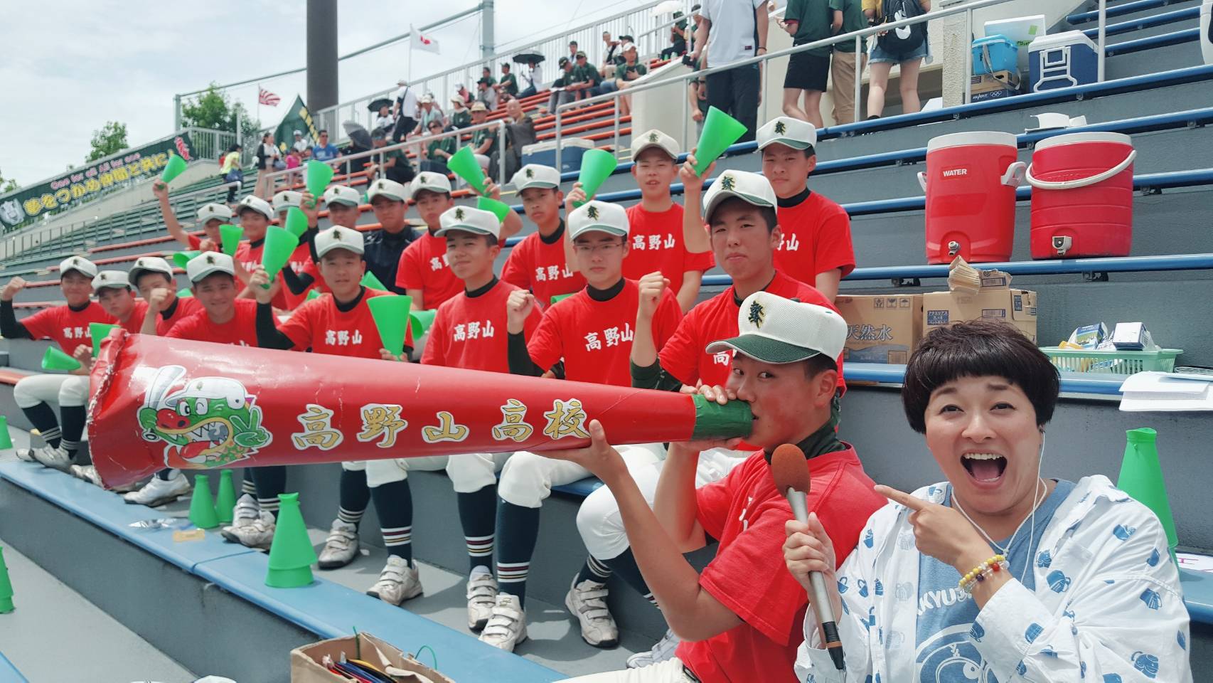 Wbs和歌山放送 Auf Twitter 1塁側 高野山高校 手作り巨大メガホンで逆転を信じ大声援を送る野球 部の皆さん 3年生藤本航太くんのユニフォームには選手からのメッセージ 同級生の澤田キャプテンからは 航太の分も甲子園行くからな と熱い言葉が 高校 野球