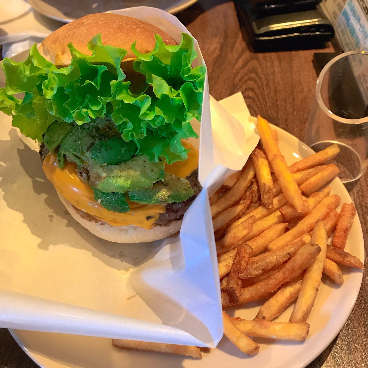 mizzsugar0425's tweet image. ハンバーガーめちゃ美味しい #mokupy