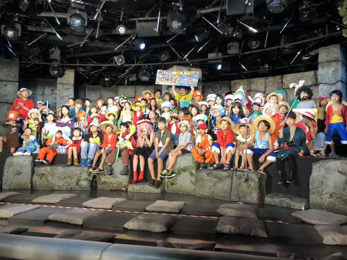 Eiichiro_Staff's tweet photo. 東京ワンピースタワーで、映画STAMPEDEイベント開催！ 100人のキッズ海賊団が集結して、田中真弓さん、山口勝平さん、山里亮太さんと、記念撮影！！ 盛り上がったぞ〜！ https://t.co/K2ARzIh58p