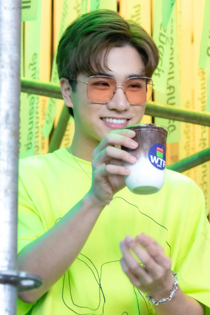 LAky2211's tweet photo. [290619] #PerthDayCafe 🖤🐯
@perthppe 
#WhatTheFest2 
#PerthTanapon
#รอยยิ้มของชูครีม
#พวกของเจื๋อ https://t.co/uh1MB1wnC7