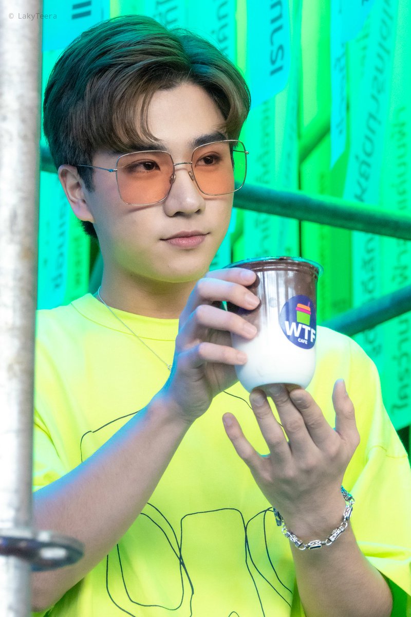LAky2211's tweet photo. [290619] #PerthDayCafe 🖤🐯
@perthppe 
#WhatTheFest2 
#PerthTanapon
#รอยยิ้มของชูครีม
#พวกของเจื๋อ https://t.co/uh1MB1wnC7