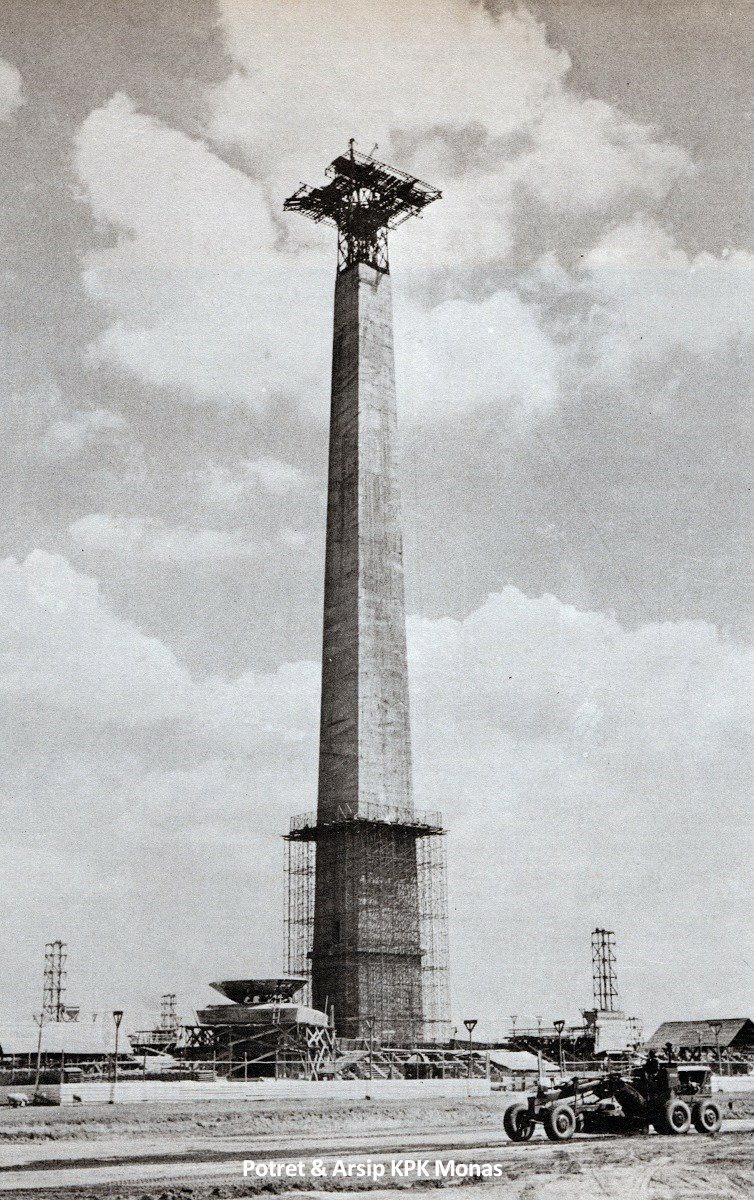 potretlawas's tweet image. Membangun Monas. Tiga fase berbeda terabadikan oleh kamera sepanjang dekade 1960-an.