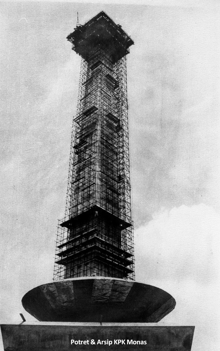 potretlawas's tweet image. Membangun Monas. Tiga fase berbeda terabadikan oleh kamera sepanjang dekade 1960-an.