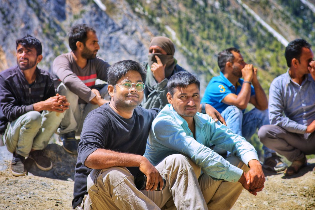 etherealcolours's tweet photo. Shot on one of those 4 hour long waits, when the rocks were being cleared for making new roads. Nonetheless, wasn't a bad idea to talk to some locals to kill time.
Sonmarg, Kashmir. https://t.co/5svkzEIPsA