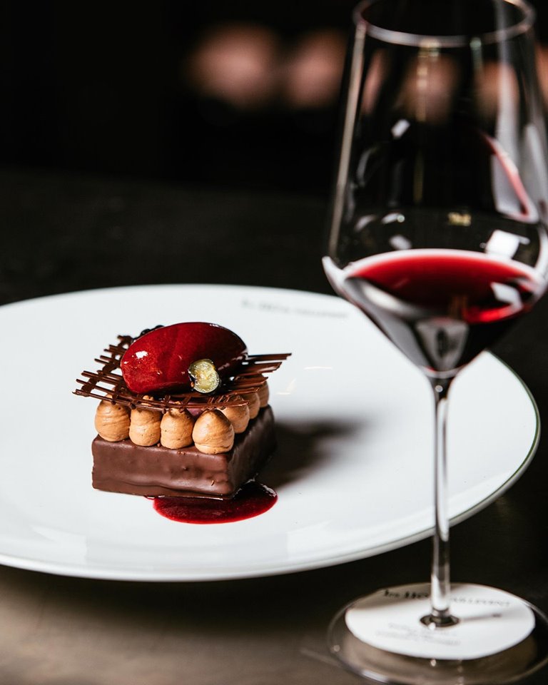 [LES 110 DE TAILLEVENT - PARIS] Carré chocolat aux fruits noirs, sorbet cassis, par le Chef Baptiste Leroux au restaurant Les 110 de Taillevent Paris > bit.ly/2SpMLJL #110paris #tailleventparis