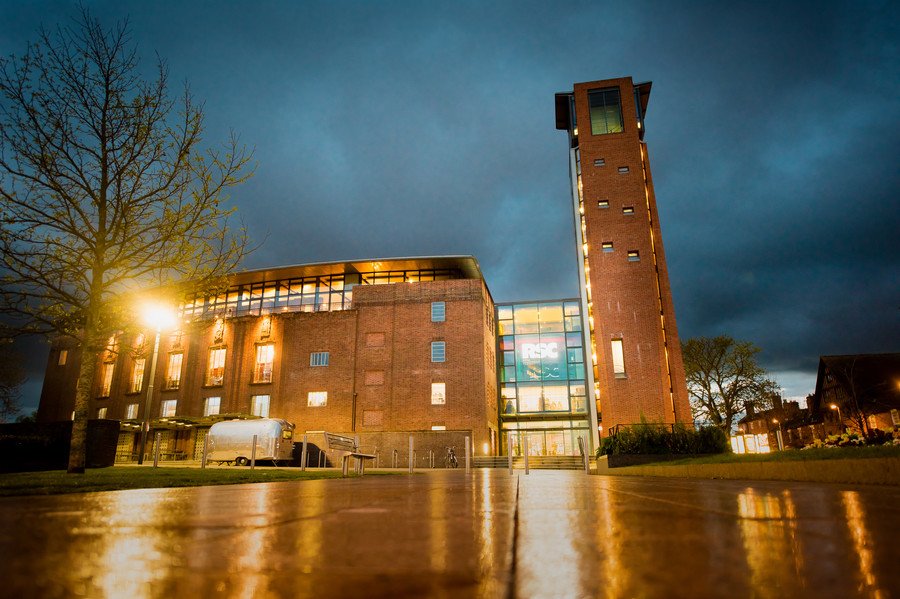TheRSC's tweet photo. In honour of #Apollo50th we want to hear your favourite Shakespeare quotes about the moon, stars and the night sky ⭐🌠🌌🌑🌛

📸 David Tett (c) RSC https://t.co/vJtZ3yJCB0