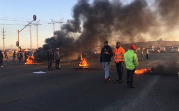 radioislam's tweet photo. Lenasia South Residents: "Government Playing 'Deaf &amp; Dumb' over Land Grabs" #LenasiaSouthProtest #LandProtest @HermanMashaba @FaizelPatel143 

https://t.co/tIyWC5CO9O https://t.co/zCMJMxb6JY