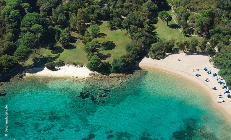 luxuszeit's tweet photo. Für einen traumhaft romantischen Urlaub:❤️Das Hotel Capo d'Orso liegt in einer ruhigen Bucht im Norden von Sardinien und verzaubert mit seinen lauschigen Plätzen inmitten einer weitläufigen Parkanlage. https://t.co/65TzqOoTU6 https://t.co/Yf25zVcQdf