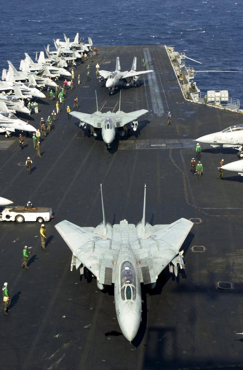 在日米海軍司令部 こちらも縦型画像です 飛行甲板に並んだ3機のf 14トムキャット 01年11月撮影 夏のf14トムキャットまつり T Co Gtrlqirru5 Twitter