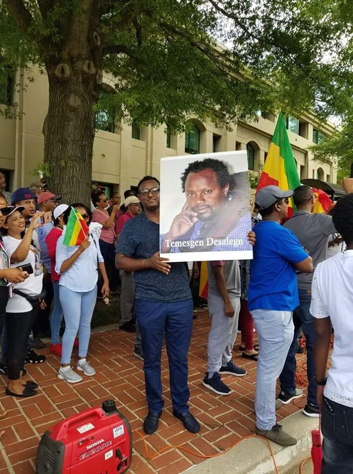 በዋሽንግተን ዲሲ እና አካባቢው የሚኖሩ ኢትዮጵያውያን የጠ/ሚ አብይ አህመድ መንግስት "መፈንቅለ መንግስት" ብሎ የሰየመውን ቀውስ ተከትሎ በርካታ የመብት ተሟጋቾች፣ ጋዜጠኞች እና ፖለቲከኞችን ማሰሩን በመቃወም... #Ethiopia