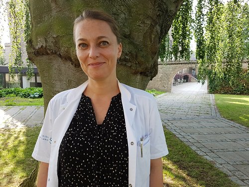 SUHhospital's tweet photo. Overlæge Ditte Saunte, Hudafdelingen, oplever flere børn med svampeinfektioner kaldet ringorm. Forskningsprojekt m @HerlevGentofte og @StatensSeruminstitut viser, at børnene bliver smittet af marsvin. Husk tjek marsvin før køb. https://t.co/E5xgPS7gmZ. https://t.co/7PLOFYIIM2 https://t.co/TIowYwj1Fe