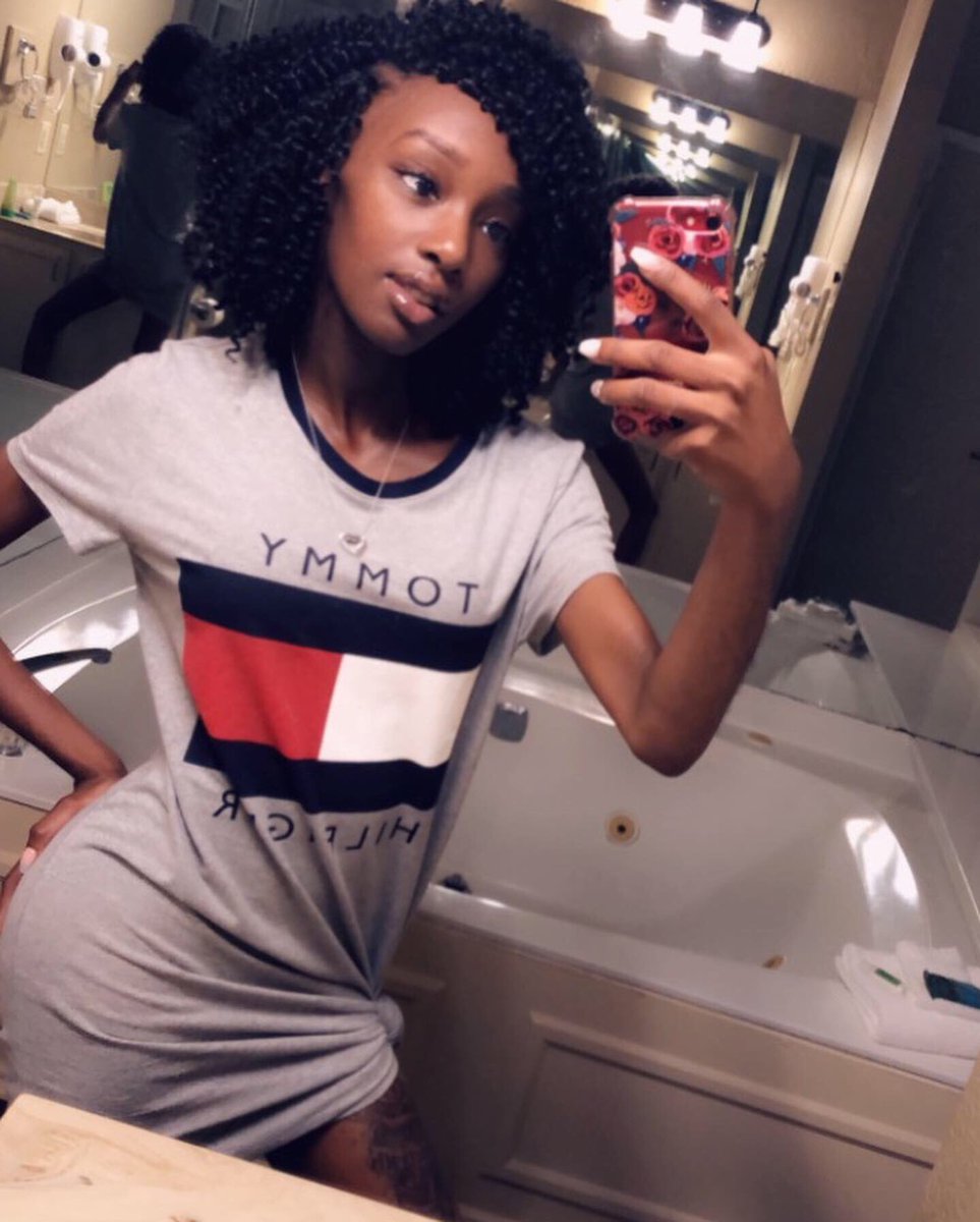 __kaiyaaaaa's tweet photo. @sisirenea #darkskintwitter 🍫 #skinnygirls 😍 https://t.co/EC17e9JF3a
