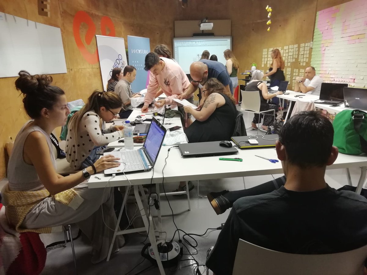 OviedoEmprende's tweet photo. Último día del taller de Iniciación al vinilado adhesivo y textil que se ha celebrado estos días en @taluderia, impartido por Lara de @thereddoorlab y organizado, en el marco de #OVDEmprende por @innovasturias. 
¡Un gran taller! ¡Para repetir! https://t.co/Z1sUXU6nQG