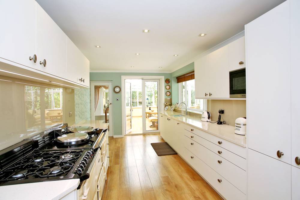 ASPC_UK's tweet photo. Built in the late 1930s this week’s #MostViewedProperty is brimming with period features including panelled doors, bay windows and traditional fireplaces with open chimneys: https://t.co/pBor5VSO7T https://t.co/z3RybLTqkI