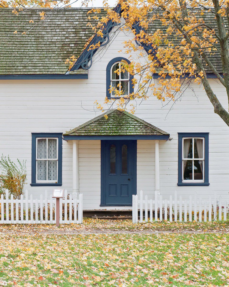 yourIFA's tweet photo. With an average UK house costing £216,000 it's no wonder people are buying later in life. A deposit and a good credit score are essential to securing a good mortgage, and once your purchase is successful, be sure to put in place sufficient protection policies. #yourifa #lifecycle https://t.co/exLv4riEDp