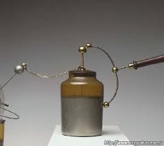 Электрометр с дисками плоского конденсатора. Конденсатор эксперимент. Конденсатор эксперимент. Электроемкость конденсатора зависит. Из чего состоит конденсатор теплотехника.