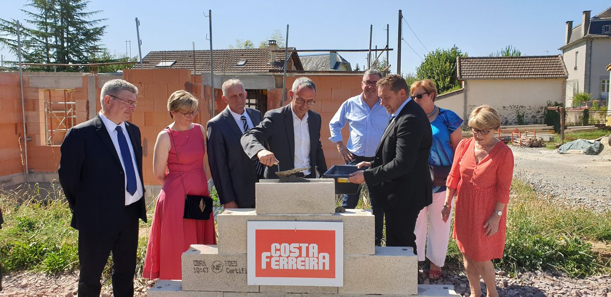 Pose de la 1ère pierre pour les logements @Logisens (Cantal Habitat) de la rue du Bac à #Maurs 🏡🏗
En présence de Mme le <a href="/Prefet_15/">Préfet du Cantal</a> et les élus locaux !