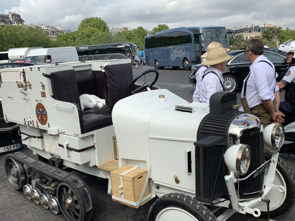 Fanoucart's tweet photo. Centenaire de @CitroenFrance, le @CCFA_Auto organise « La Croisière vers l’Ouest », avec quatre autochenilles sur les Champs Elysées avec #ChristianPeugeot et #MichelChevalet https://t.co/F3SKlwbQO4