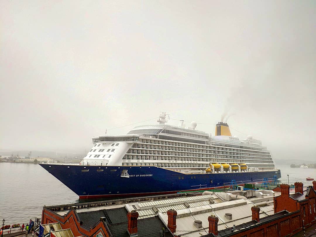 philthrill69's tweet photo. The Spirit Of Discovery arriving on Cobh on a misty morning for her Maiden Voyage. A cruise liner on her Maiden Voyage visiting Cobh sure what could possibly go wrong 😬🤐 🏔️🚢 @CobhTourism #Cobh #Cork #Ireland #Titanic #Cruise #Maidenvoyage #spiritofdiscovery #saga https://t.co/hof594lwcj