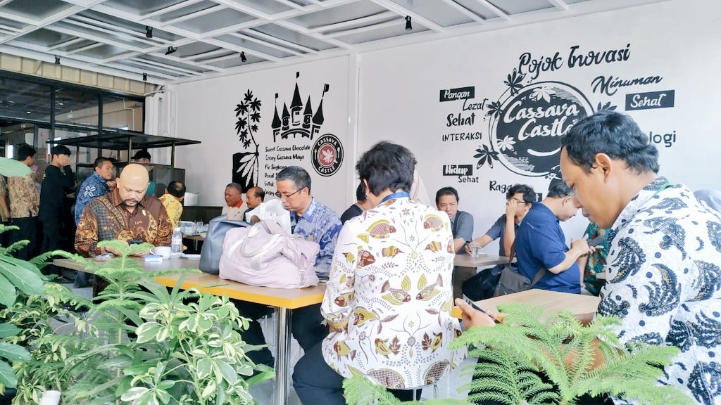 BPPT_RI's tweet photo. BPPT hadirkan Pojok Inovasi #CassavaCastle bagi Masy. Lampung yang menghadirkan makanan&minuman sehat berbahan non-beras (19/07). Dengan konsep kafe kekinian, diharapkan dapat menjadi alternatif tempat nongkrong sehat hasil komoditas unggulan Lampung
#PenghelaPertumbuhanEkonomi https://t.co/QwVby62fAl