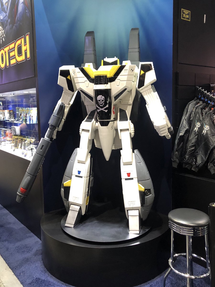 80sForNow's tweet photo. A headless #SuperVeritech stands guard in #Battloid mode at the #Toynami booth during #SDCC. Is this a tribute to the “Farewell, Big Brother” story from the first #Robotech war? That episode still hurts. 😬
Follow me for more toy and con fun. 👍
#Macross https://t.co/bajnt6CP6q