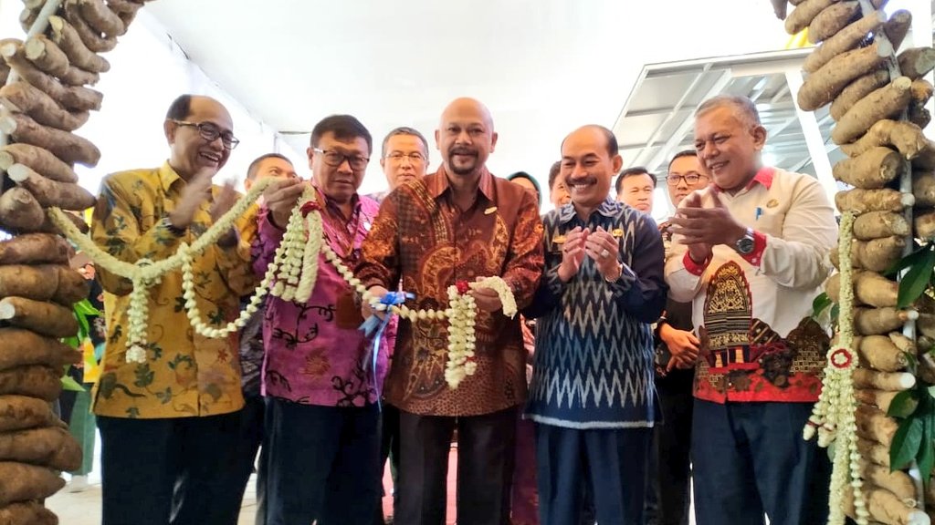BPPT_RI's tweet photo. BPPT hadirkan Pojok Inovasi #CassavaCastle bagi Masy. Lampung yang menghadirkan makanan&minuman sehat berbahan non-beras (19/07). Dengan konsep kafe kekinian, diharapkan dapat menjadi alternatif tempat nongkrong sehat hasil komoditas unggulan Lampung
#PenghelaPertumbuhanEkonomi https://t.co/QwVby62fAl