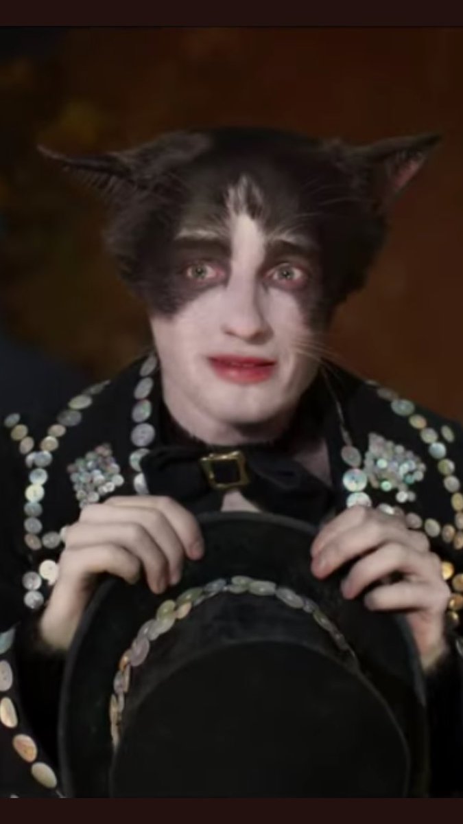 AlannaBennett's tweet image. I’m sorry just one more Cats tweet tonight:

I like to imagine they pitched a big game with the “fur tech” and believed in themselves and then realized halfway through they just couldn’t fucking do it and panicked and now here we are