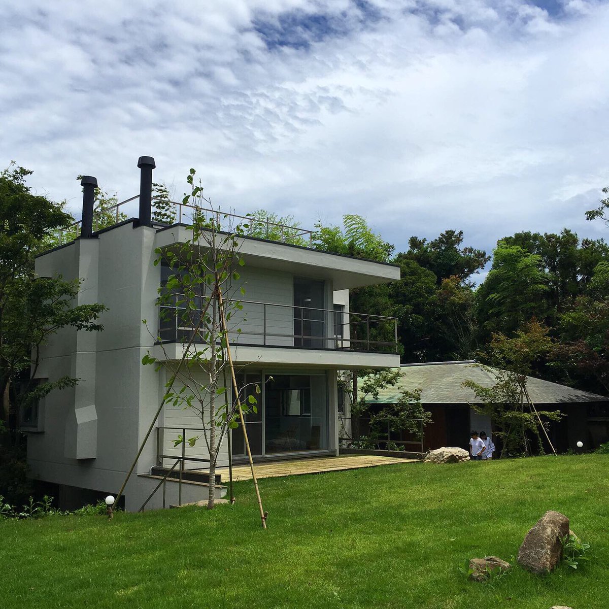 SagaTakaArch's tweet photo. 友人と鎌倉山のギャラリーへ。
吉村順三の住宅をギャラリーにした敷地内には中村外二の茶室があり、庭からは湘南の海が一望。中には入れませんでしたが住居部分のキッチンは中村好文によるもの。そこで三谷龍二の作品を展示という見所いっぱいの場所でした。#吉村順三 #中村外二 #inkgallery https://t.co/EBDxLjf6hB