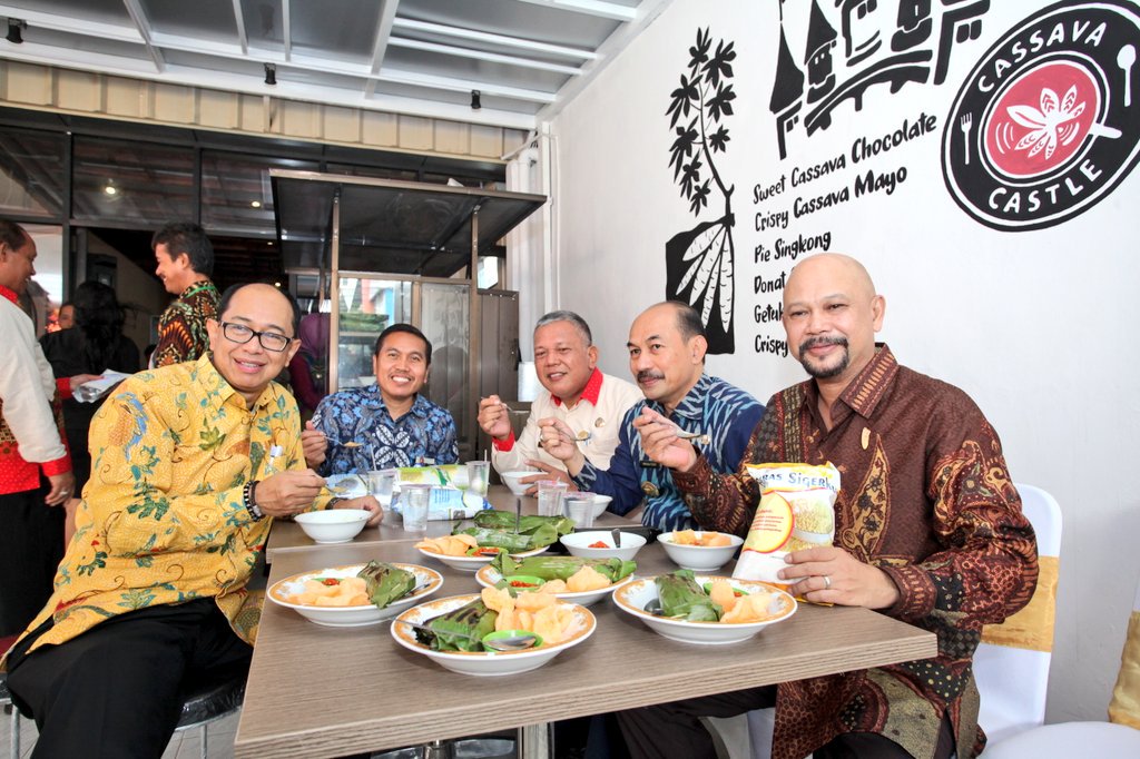 BPPT_RI's tweet photo. Deputi @TAB_BPPT Soni S. Wirawan mngtakan BPPT fokus dalam #MenghelaPertumbuhanEkonomi daerah Lampung dari hulu ke hilir, Mulai dri penanaman, budidaya, hingga diterima pasar. #CassavaCastle ini merupakan bagian dr Tecnopark Lampung Tengah, yang berperan di hilir. https://t.co/x3AxnFcyM1