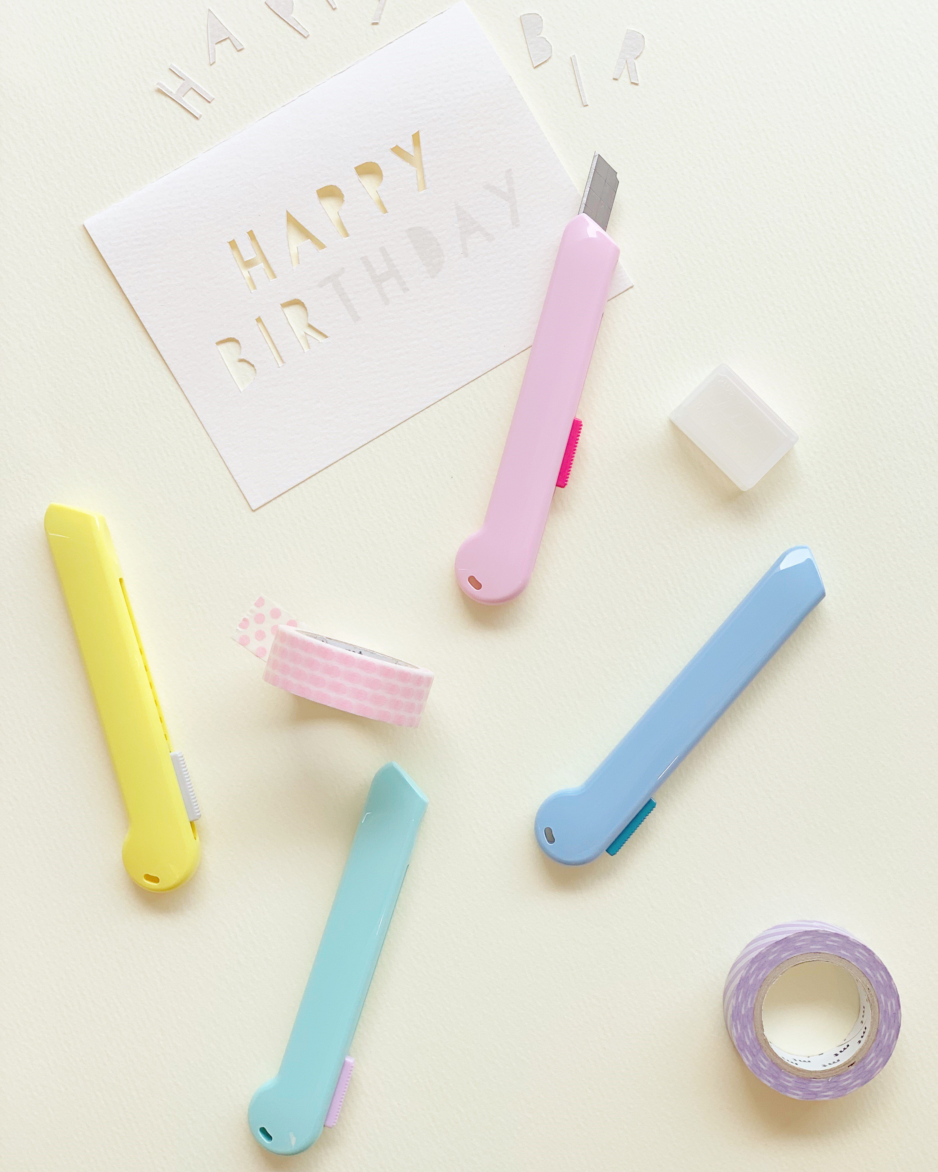 プラス Plus Stationery En Twitter 可愛さと機能性を両立した コンパクトなカッターナイフ Litlte リトルテ は本日発売 淡いパステル調のカラーリングに 女性の手になじむ小さくて可愛いデザイン サビに強いステンレス刃採用など 機能も備えながら お手頃