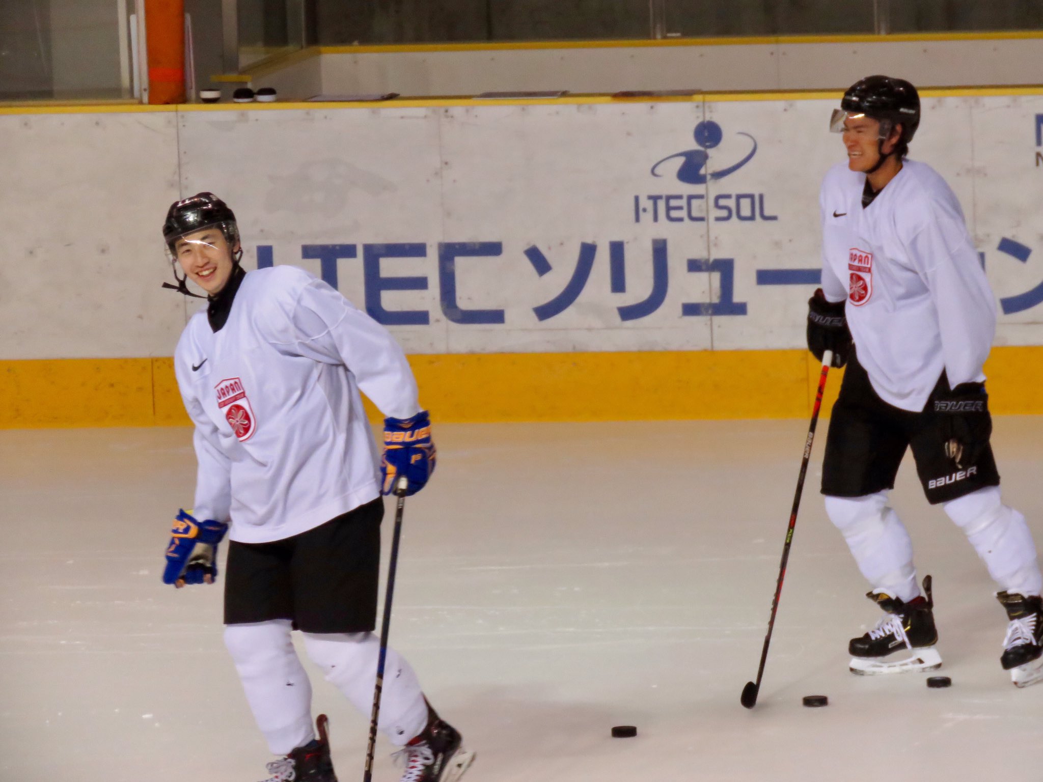おかぴ Elicaohkubo アイスホッケー男子日本代表苫小牧合宿 見学させていただいております ふだんなかなか見られないのでホントに見ごたえあります 来る前に色々お問い合わせさせていただいた白鳥アリーナの皆様ありがとうございました 来てから