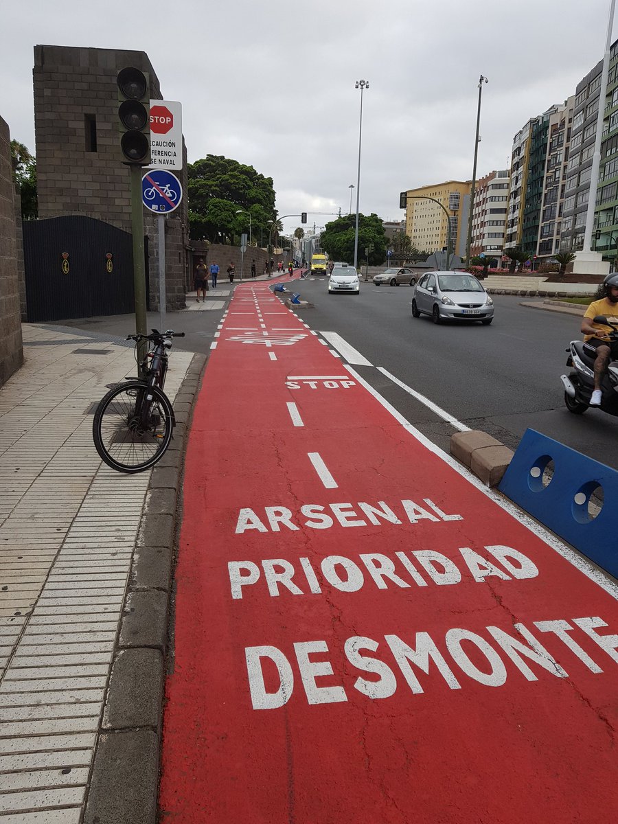 ProtestaLPGC's tweet photo. Los peatones pasan por la acera, los coches por la calzada... los ciclistas ¡A DESMONTAR!
¿No será que la PRIORIDAD DEBE SER DESMONTAR EL ARSENAL?
¿Se justifica tener un arsenal en el centro de la ciudad, y SER OBJETIVO MILITAR?
#StopArsenal!
#SiCarrilBici
@LasPalmasenbici https://t.co/7al70CaWU2