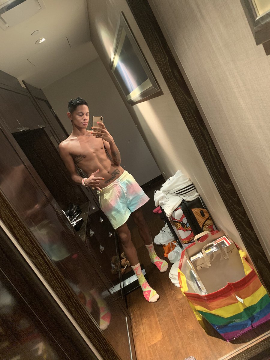 itstavao's tweet photo. My fav part of my hotel room besides the view 😛🎰 @WaldorfAstoria #WaldorfAstoriaLasVegas #Vegas https://t.co/5kDPkfBgGY