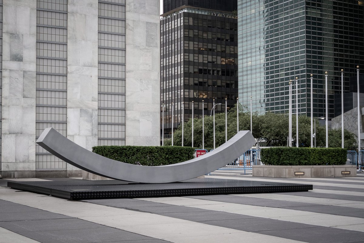 This is a collaboration we’re really proud of. The “Peace Bench” unveiled at @UN HQ in NYC. Commissioned by @NobelPeaceOslo, design @snohetta construction @vestrefurniture and #AluminiumByHydro. #SitDownAndTalk #PeaceBench #WhenExpertsUnite hydro.com/en-NO/media/ne…