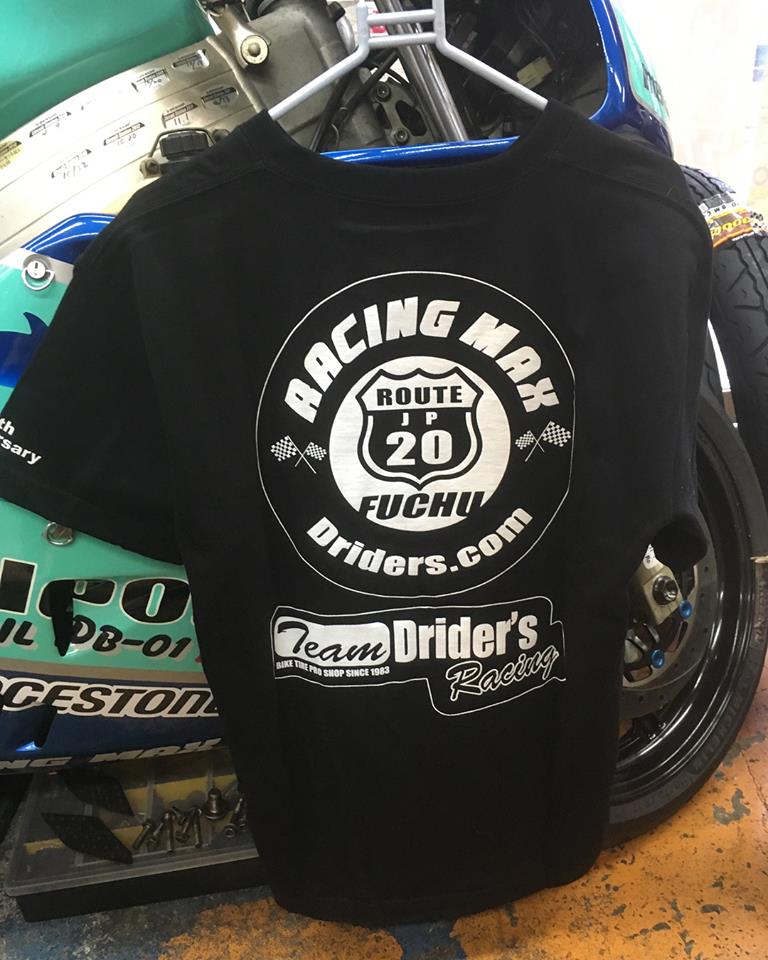 team_driders's tweet photo. そろそろ梅雨も明けそうですね～！☀
去年作ったレーシングマックス府中店の35周年記念Tシャツはまだ在庫ありますのでいかがでしょうか！
PROSPECがご縁で製作したKV3Addicts・Tシャツもありますよ～♪

※ブラックウッドランドのドライTのLは欠品中
#NSR250R
#KV3Addicts
#レーシングマックス府中店 https://t.co/L5XN4DG4Fh