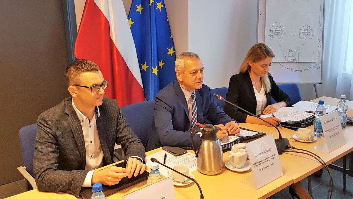 CYFRA_GOV_PL's tweet photo. Trwa posiedzenie Komitetu Rady Ministrów do spraw Cyfryzacji #KRMC z udziałem m .in. @ZagorskiMarek i @Okonski_Karol.
W agendzie m. in.:
✅ Program Zintegrowanej Informatyzacji Państwa #PZIP
✅ Wspólna Infrastruktura Informatyczna Państwa #WIIP
➡️ https://t.co/MmrmC87ft6 ⬅️ https://t.co/Wlckd8NZkt