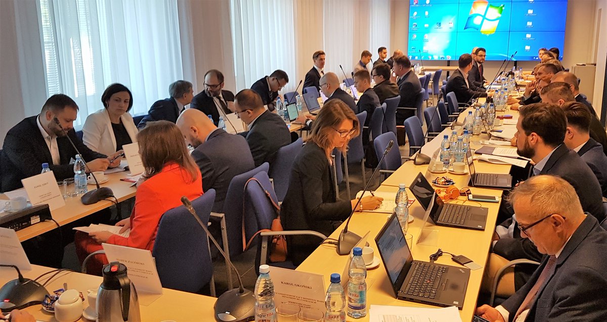 CYFRA_GOV_PL's tweet photo. Trwa posiedzenie Komitetu Rady Ministrów do spraw Cyfryzacji #KRMC z udziałem m .in. @ZagorskiMarek i @Okonski_Karol.
W agendzie m. in.:
✅ Program Zintegrowanej Informatyzacji Państwa #PZIP
✅ Wspólna Infrastruktura Informatyczna Państwa #WIIP
➡️ https://t.co/MmrmC87ft6 ⬅️ https://t.co/Wlckd8NZkt